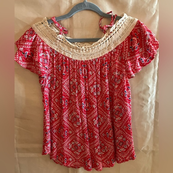 Women’s Off Shoulder Top Red Paisley No Label Size is Mediium/Large - Picture 3 of 6